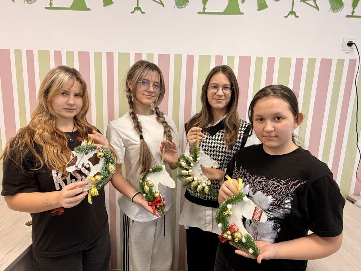 Ребята из  Дома детского творчества сделали новогодние подарки