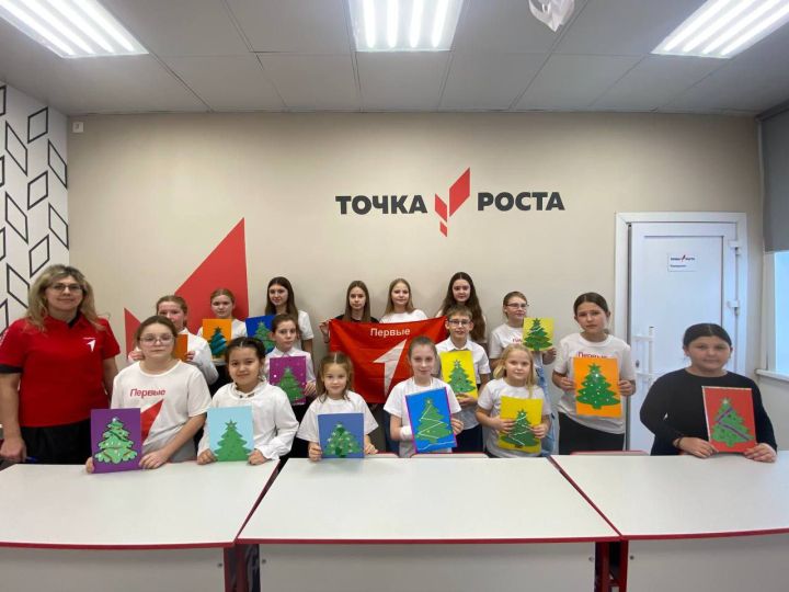 Школьники Звездного сделали открытки для тех, кто будет работать в новогодние выходные