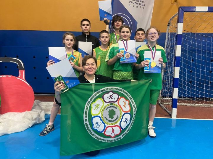 Пять медалей привезли молодые гиревики с новогоднего турнира