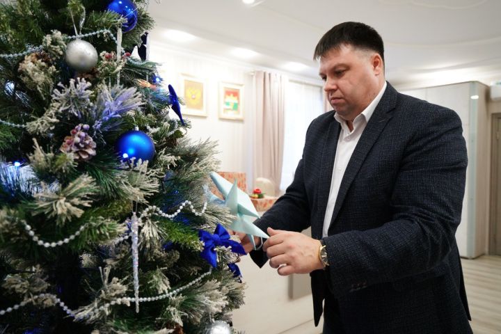 Активисты-школьники подарили новогодние игрушки главе округа