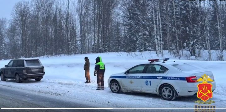 Семье на трассе помогли сотрудники ДПС