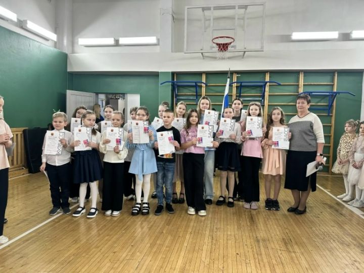 «Карты отличника» вручили в Елыкаево на торжественной линейке