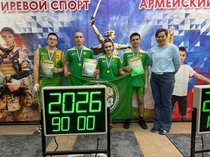 Команда гиревиков подняла гири 2026 раз