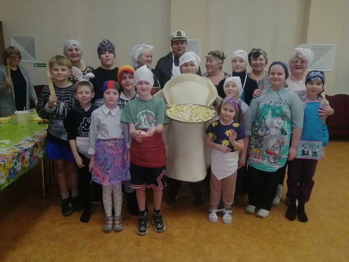 Конкурс по лепке пельменей прошёл в Разведчике