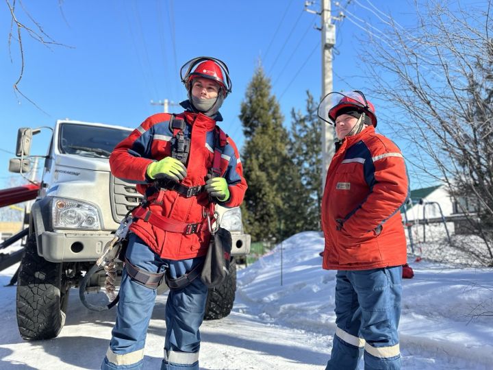 Лопнувший из-за мороза провод починили в Смолино