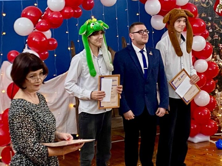 Депутаты наградили волонтёра