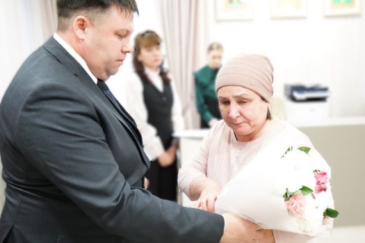 Матери бойца вручили медаль