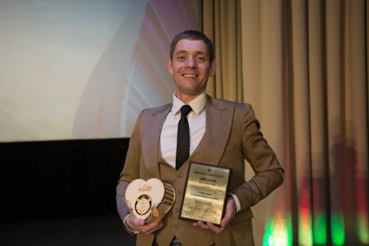 Автор песен и исполнитель отмечает праздник 