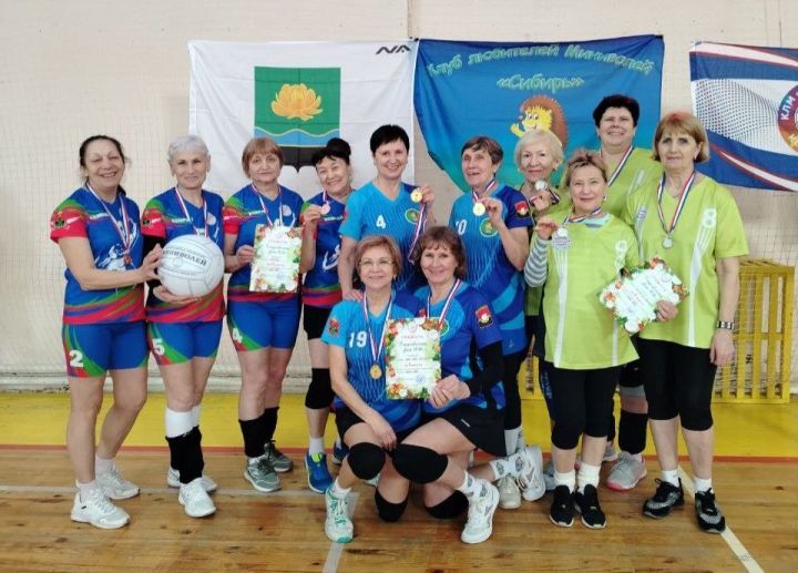 Соревнования по миниволею для «серебряного» возраста в Новостройке