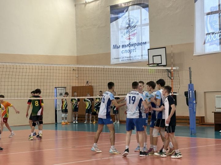 Волейболисты одержали победы на городском чемпионате
