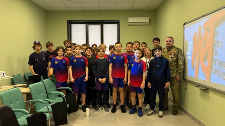 Для хоккеистов округа провели урок мужества