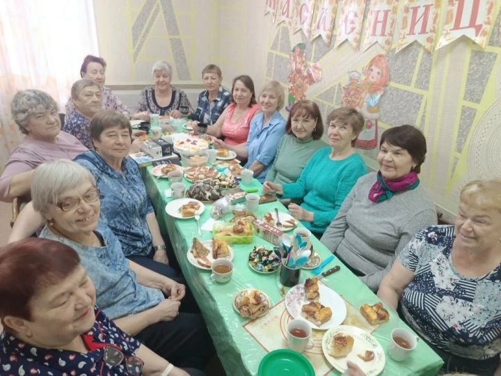 Старшее поколение в Мозжухе встретило Масленицу блинами и частушками