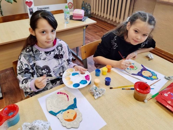 Школьники в Старочервово сделали матрешки