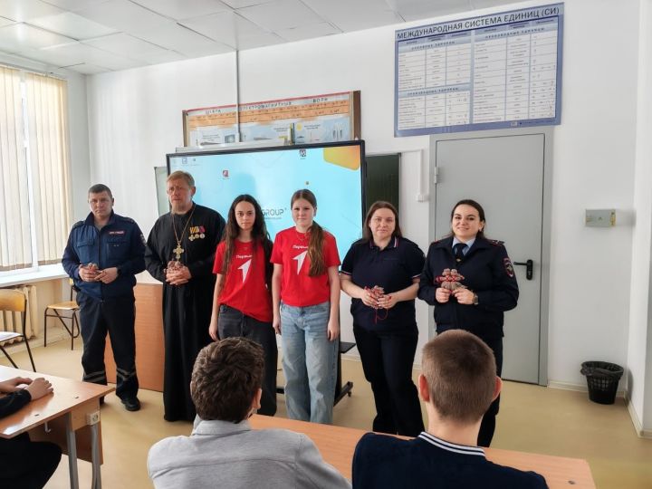 Урок мужества провели для школьников из Кузбасского