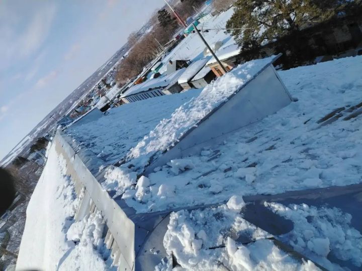 Коммунальщики чистят крыши от снега