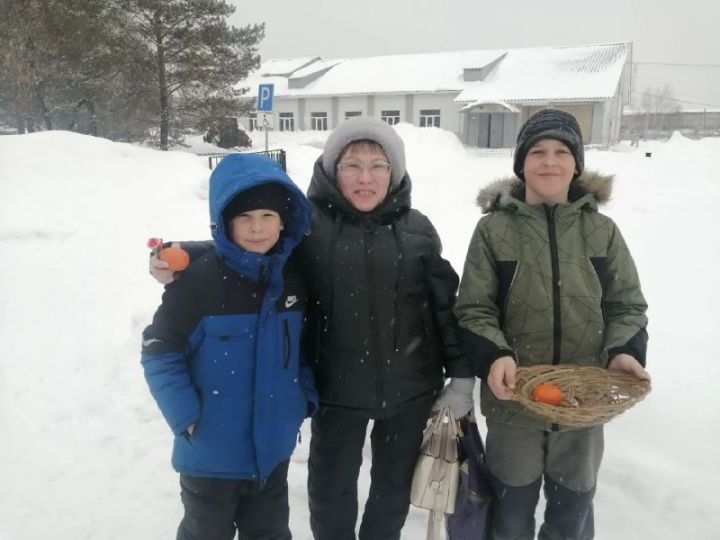 Женщинам подарили радостные мандарины