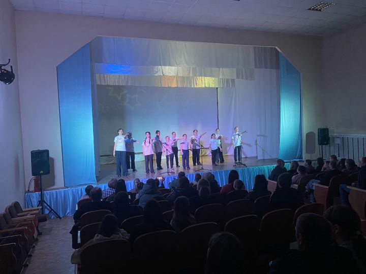 Женщин Пригородного поздравили концертом