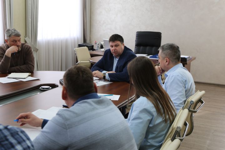 На совещании с управляющими компаниями обсудили чаты и неплатежи