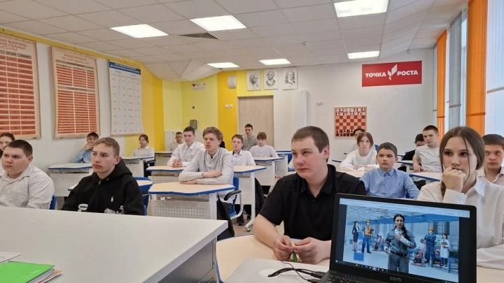 Школьникам рассказали про заводы России