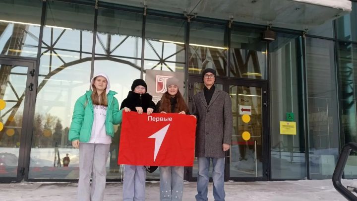 Активисты-школьники Звездного посетили патриотический спектакль