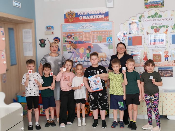 Детсадовцам в Березово провели занятие по правилам дорожного движения