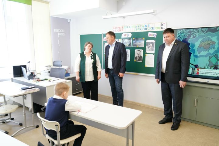 Губернатор и глава округа посетили новую начальную школу 
