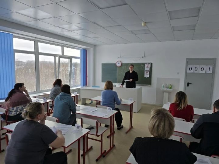 «Сдаём вместе!»: родители сдали ЕГЭ по русскому языку