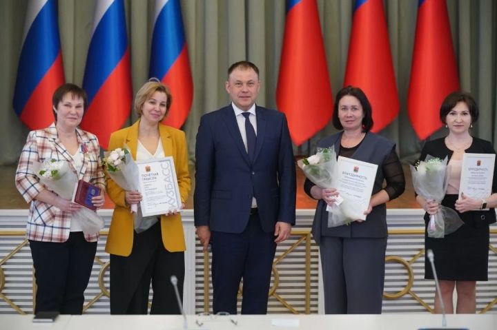 Губернатор наградил муниципальных служащих