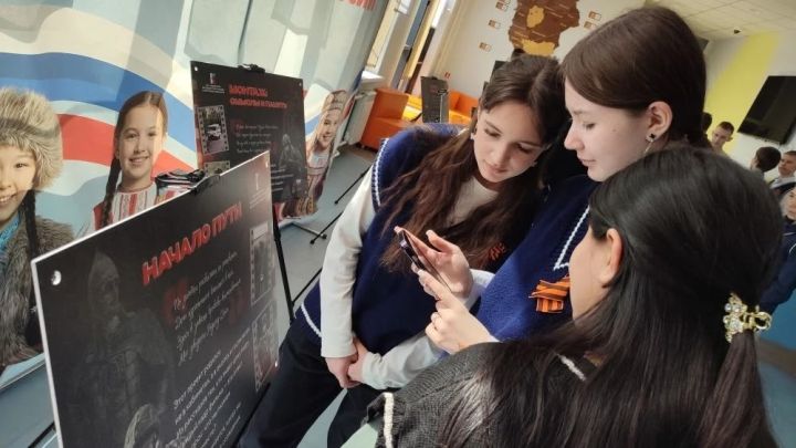 Школьникам показали патриотический фильм